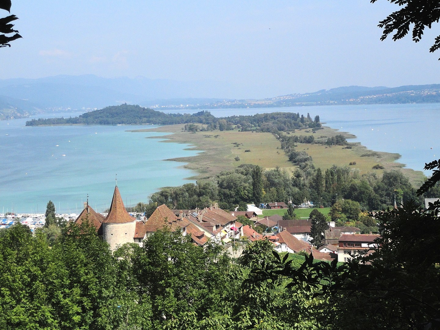 L'Ile Saint-Pierre est soumise à des restrictions concernant les rénovations et travaux des maisons de vacances situées sur son territoire.