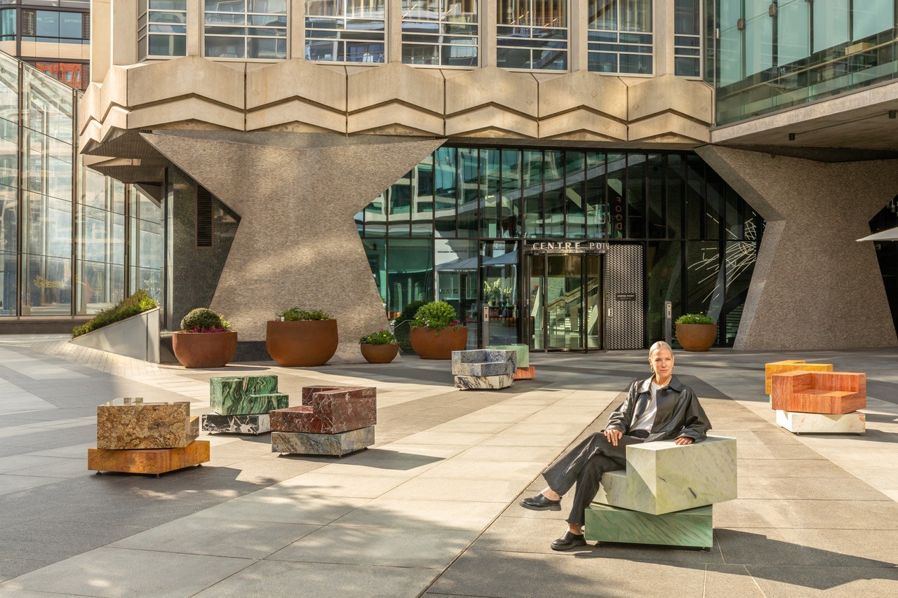 Sabine Marcelis photographiée au centre de ses chefs-d'œuvres londoniens créés à l'occasion du London Design Festival 2022.