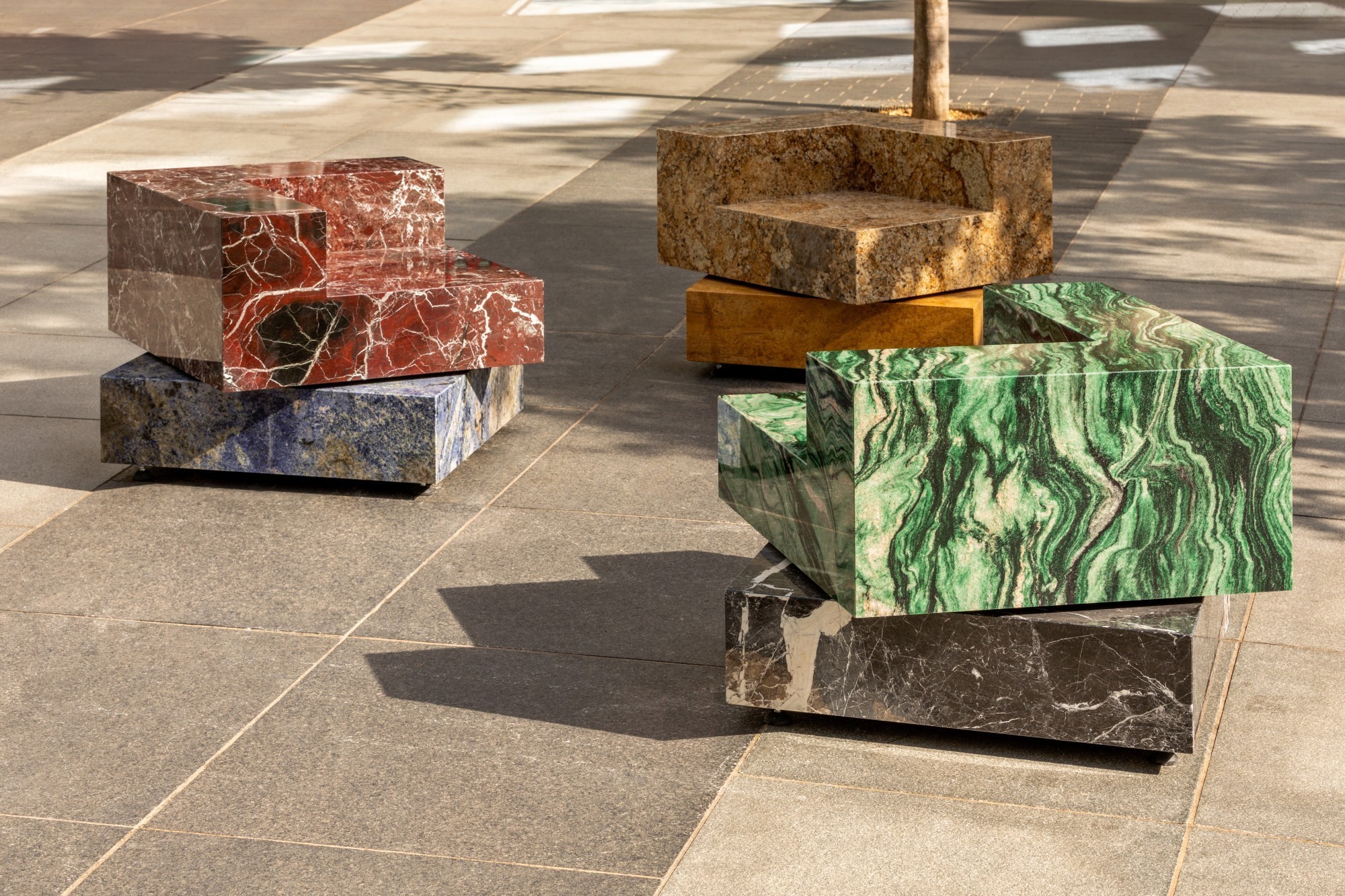 De superbes fauteuils en marbre pivotants ont été exposés à Londres lors du London Design Festival 2022 attirant l'admiration du public.