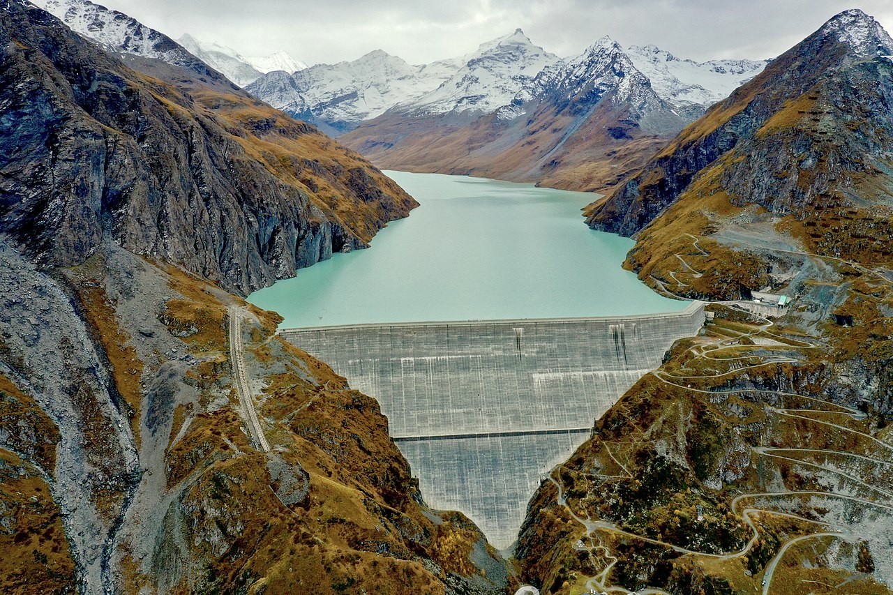 Avec ses 285 m de hauteur, le barrage de la Grande Dixence, situé à la tête du Val d'Hérens dans le canton du Valais en Suisse, est le plus haut barrage d'Europe et le troisième plus haut du monde.