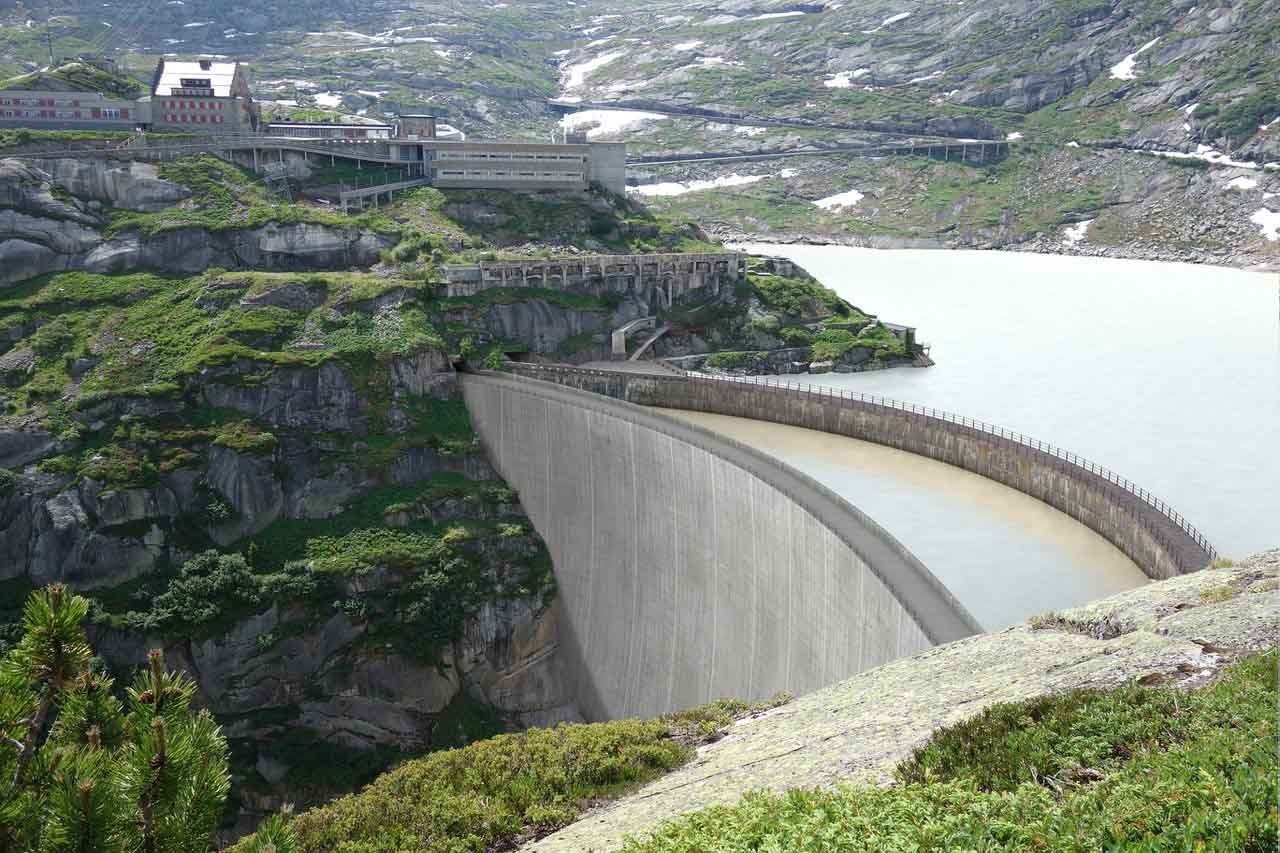 Visualisation du barrage-voûte de Spitallamm: le nouveau barrage est construit juste avant l'ancien barrage existant.