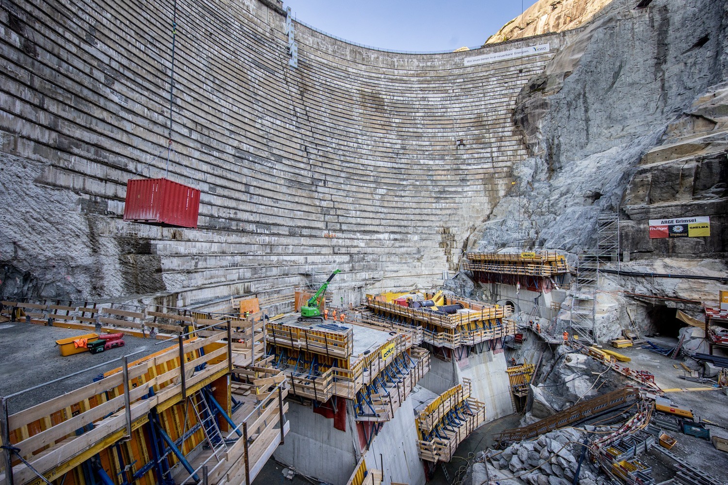 La construction du nouveau barrage de Spitallamm a débuté en juin 2021 en parallèle au mur existant. Le nouvel ouvrage est dimensionné de manière à pouvoir être plus haut de 23 m que les 113 m actuellement prévus.