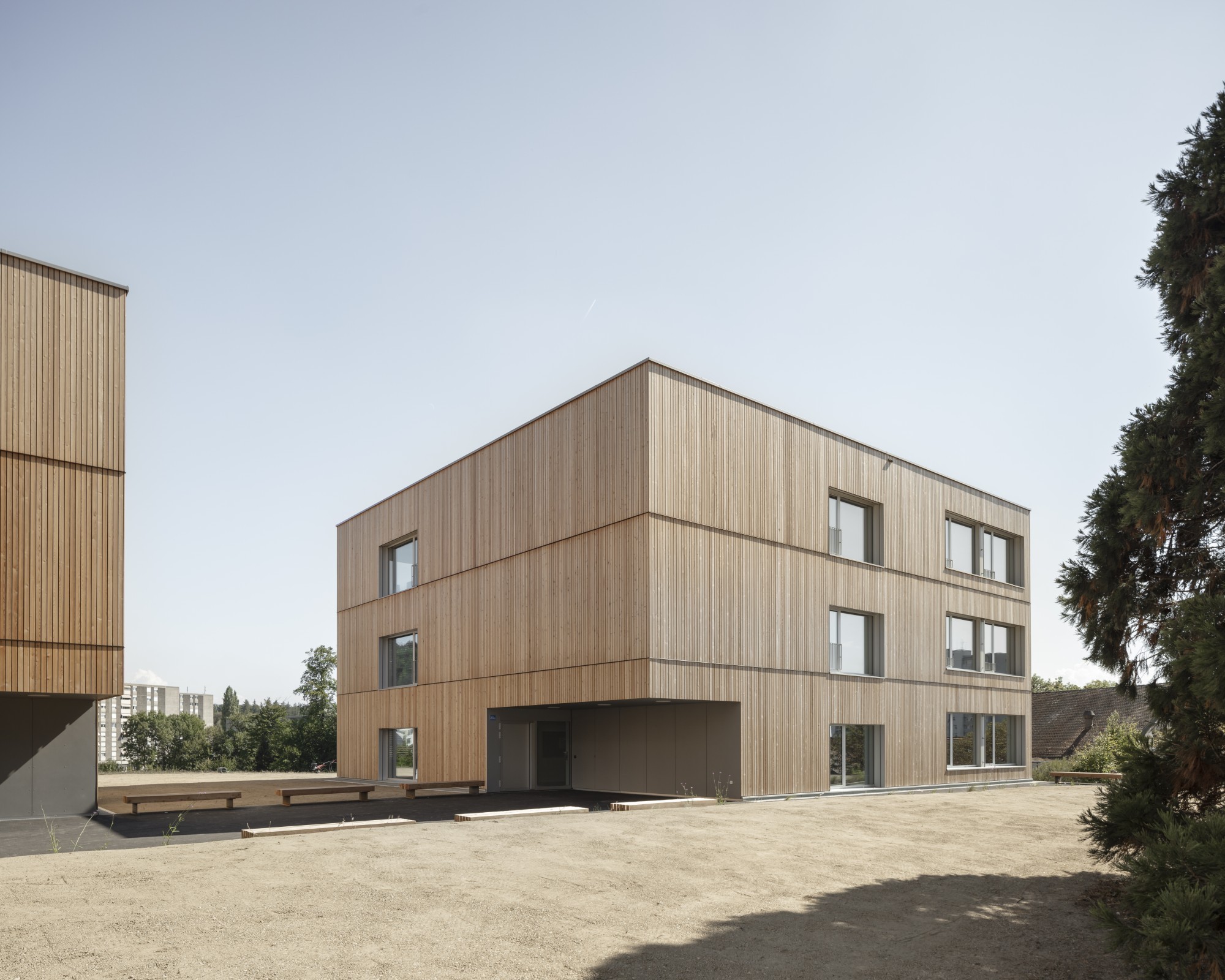 Le Centre de formation professionnelle (COFOP) de Vennes composé de trois nouveaux bâtiments en bois.