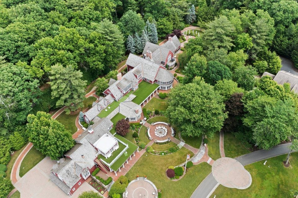 Il ne s'agit pas d'une résidence à l'intérieur du parc de Disneyland mais de la vue grandiose du domaine du fondateur de Yankee Candle, Michael Kittredge.