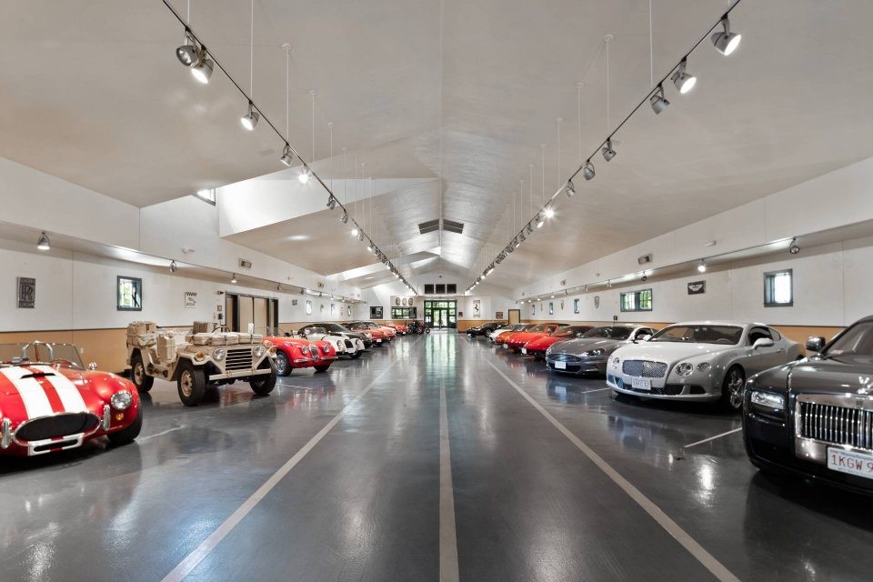 Un garage massif abrite la collection de voitures de luxe de Kitteridge.