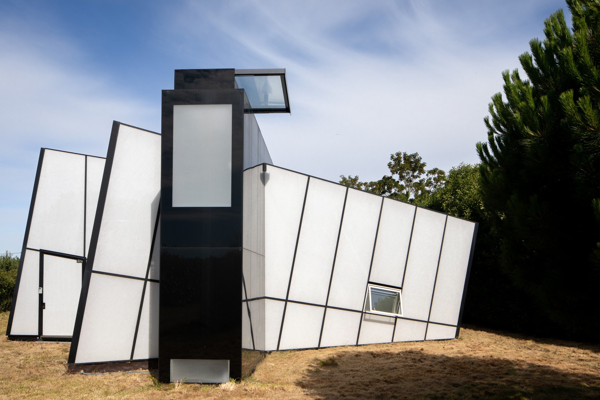 Blanche et noire la Maison de verred'Odile Decq  est un parallélépipède opalescent, basculé.