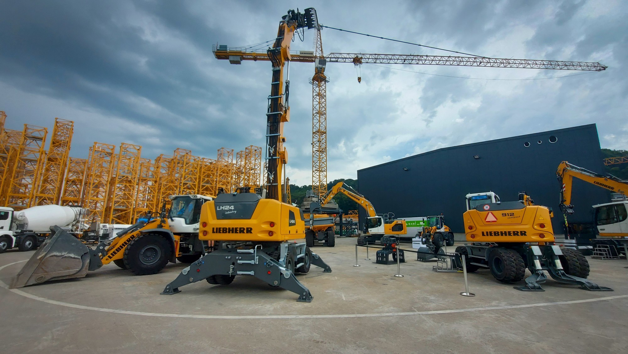 Liebherr dispose sur son site vaudois, dans la zone industrielle  de Daillens, d'une surface de 19'500 m2