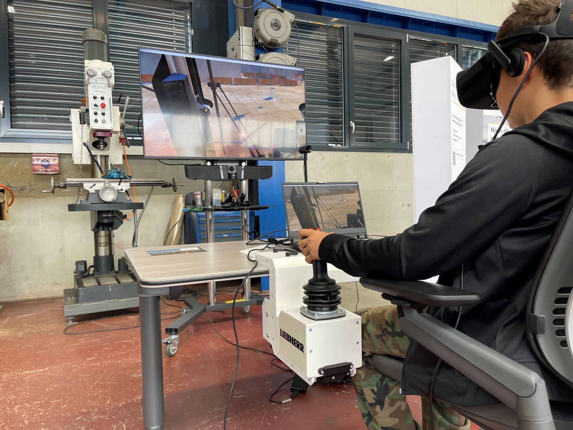 Dans les nouveaux locaux de Liebherr à Daillens, les visiteurs ont pu s'essayer à la réalité virtuelle