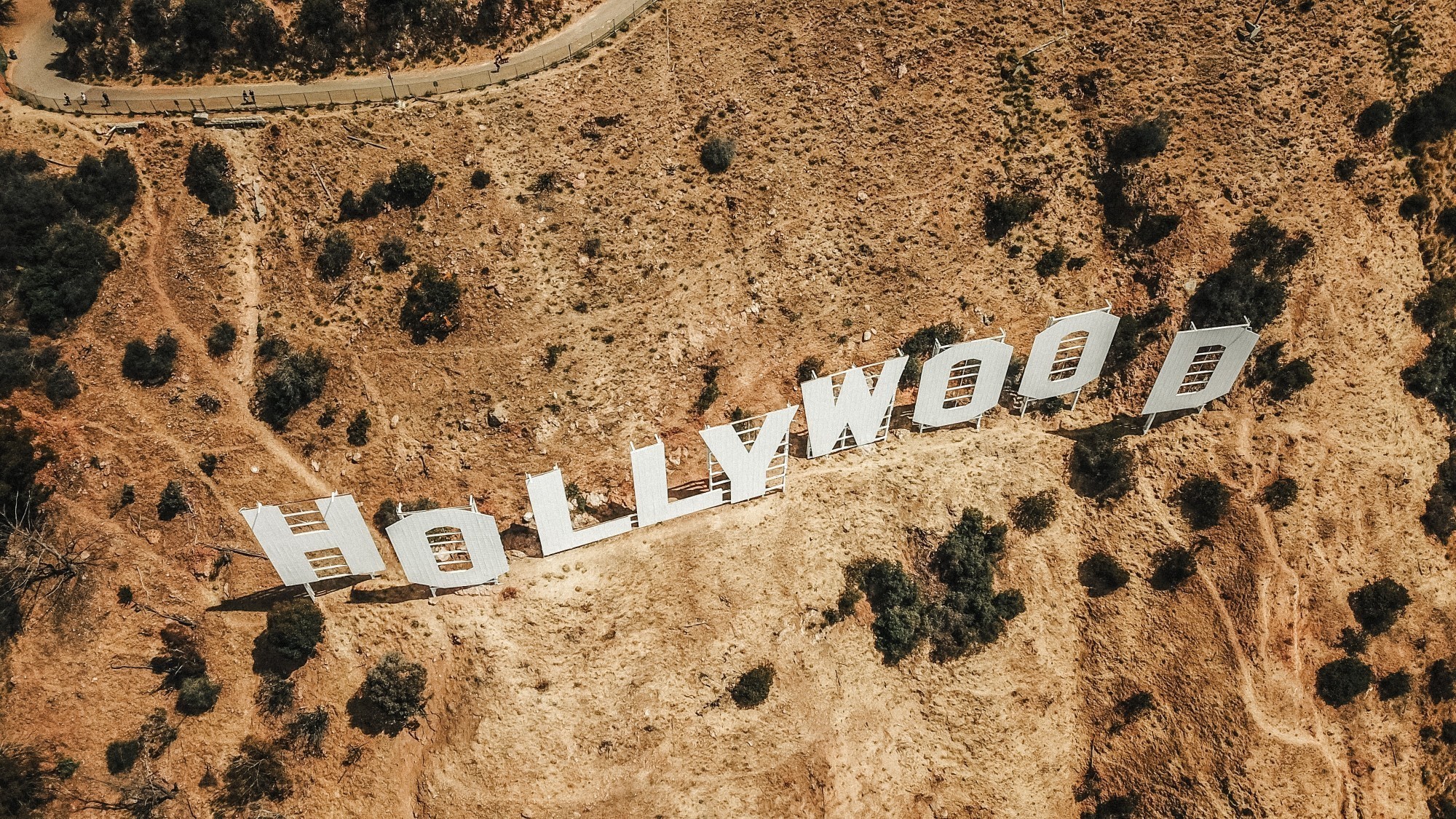 Vue aérienne de l'enseigne Hollywood qui sera repeinte à l'occasion de ses 100 ans d'existence.