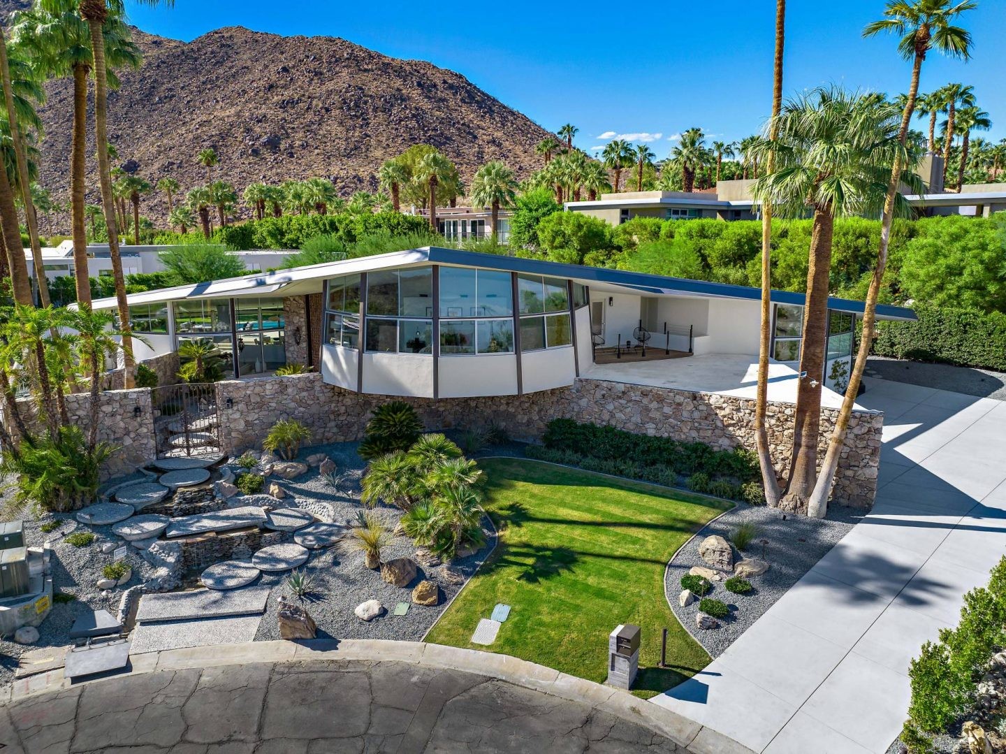 Vue de la maison futuriste en 1967 lors de la lune de miel d'Elvis Presley et de Priscilla.