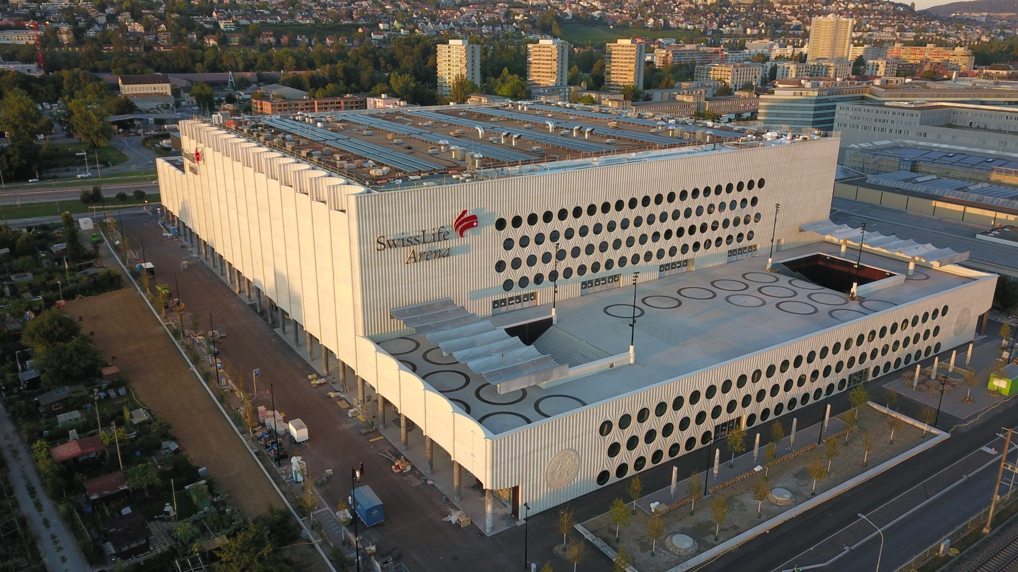 Sur un terrain de 28'000 m2, se dresse le nouveau temple du hockey suisse. Le bâtiment central est haut de 33 m et mesure 170 m sur 110.