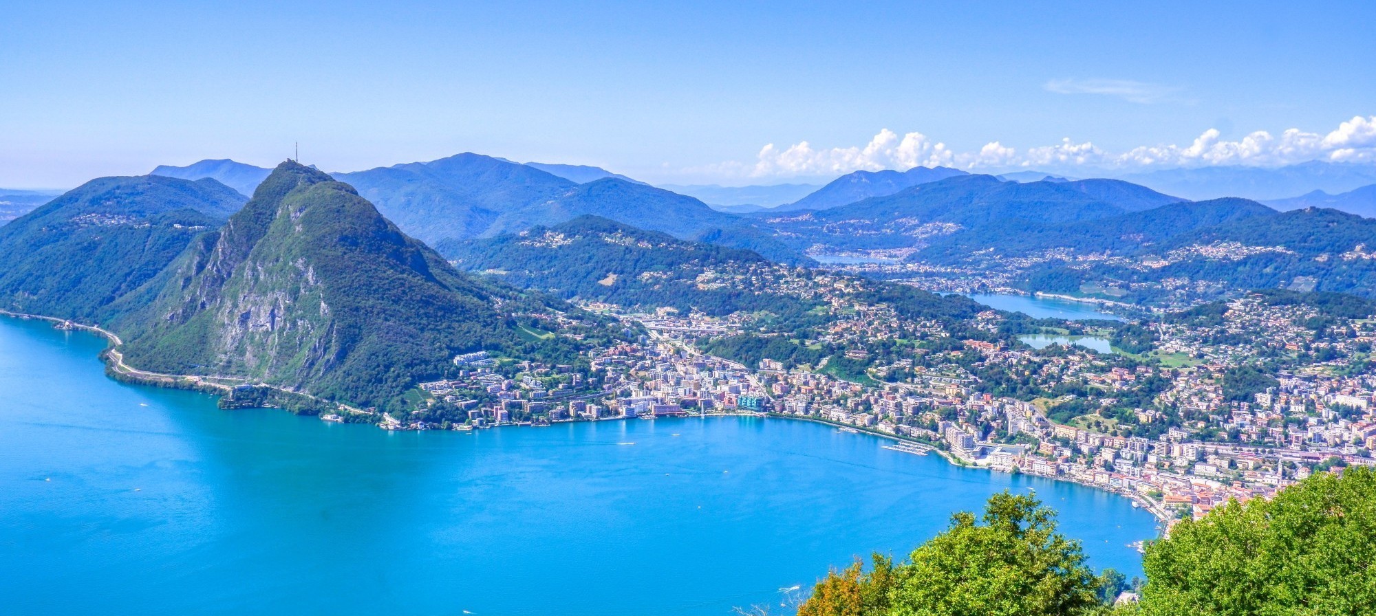 Les communes tessinoises doivent examiner l'étendue de leurs zones à bâtir dans un délai de deux ans. Une vue panoramique du Monte Bré et du San Salvatore à Lugano montre aperçu de la situation.