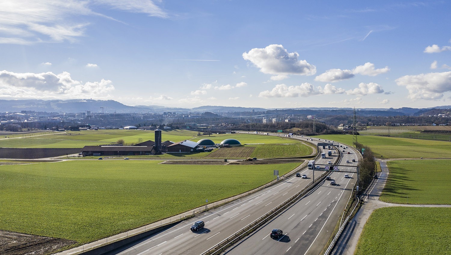 Vue sur l'autoroute du Grauholz: le projet prévoit d'y construire une voie supplémentaire par sens de circulation. A l'avenir quatre voies devraient être disponibles dans chaque sens.