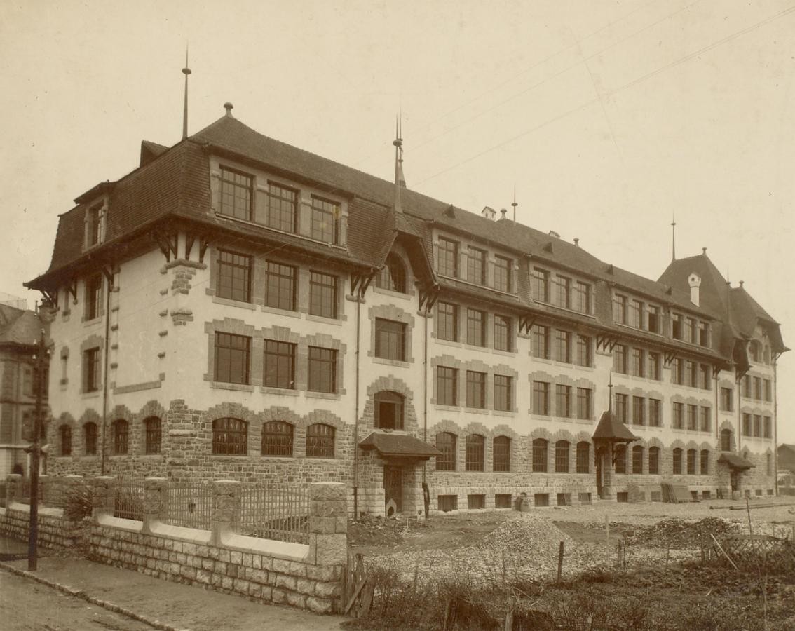 L' implantation de l'école des Pervenches à Carouge au sud, ainsi que la grandeur et la forme de ses fenêtres (larges et sans cintrage aux étages) correspondent bien aux prescriptions sur l’éclairage à la lumière naturelle des locaux scolaires.