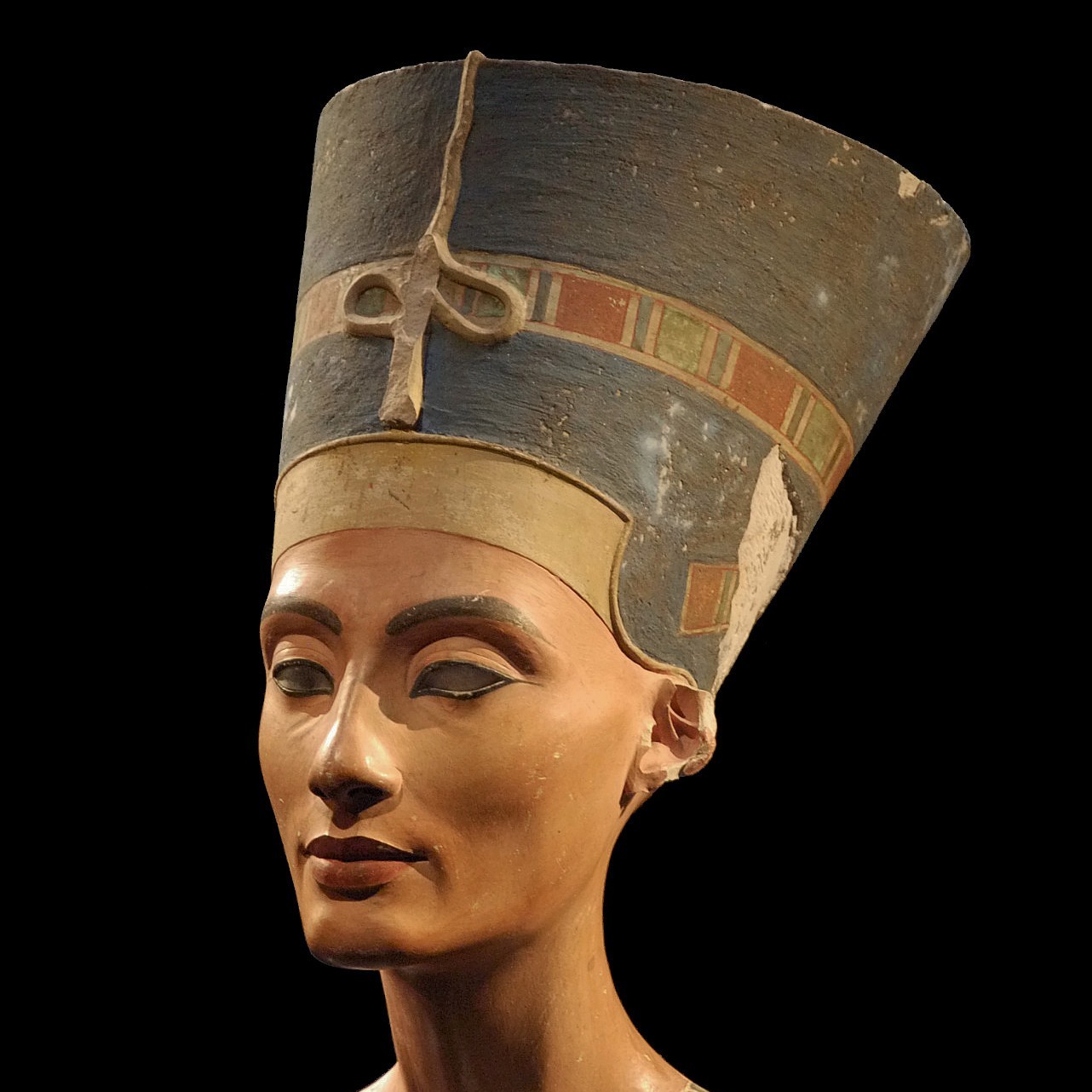 Buste de Néfertiti au Musée égyptien de Berlin. Le bleu égyptien avait été utilisé pour la couronne.