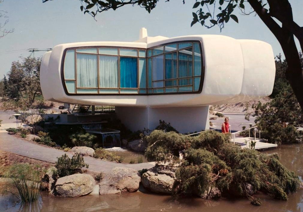 La «Monsanto House of the Future», construite en plastique, devait démontrer de 1957 à 1967, dans la zone thématique de Disneyland «Tomorrowland», comment une famille pourrait vivre en 1986.