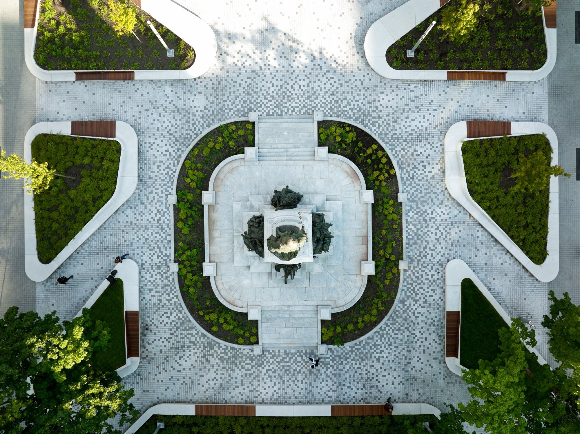 Le monument à la mémoire d’ Edward VII, érigé en 1941 grâce au don de Henry Birks, est valorisé par un nouvel éclairage, un mobilier urbain intégré et une fontaine ludique.