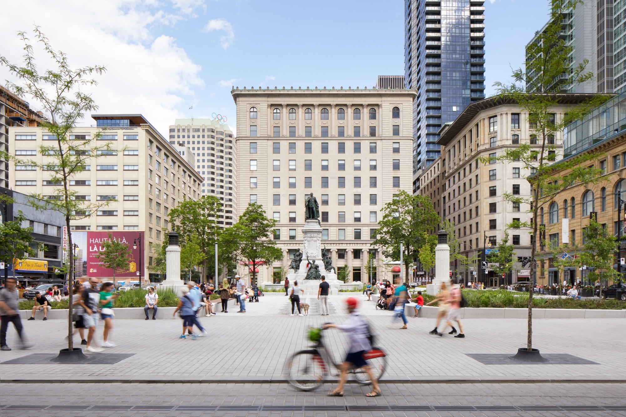 Un espace public renouvelé pour l’emblématique rue Sainte-Catherine Ouest et le square Phillips.