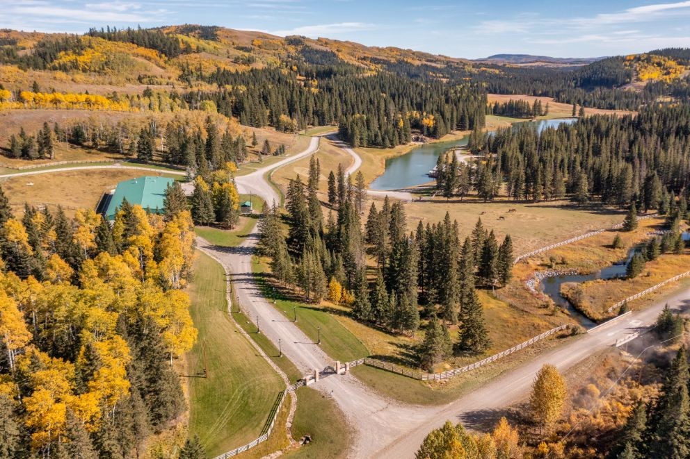 Situé à proximité de l'immense complexe récréatif du parc national de Banff et de nombreux parcs provinciaux le ranch est situé à environ une heure de la plus grande ville de l'Alberta, Calgary.
