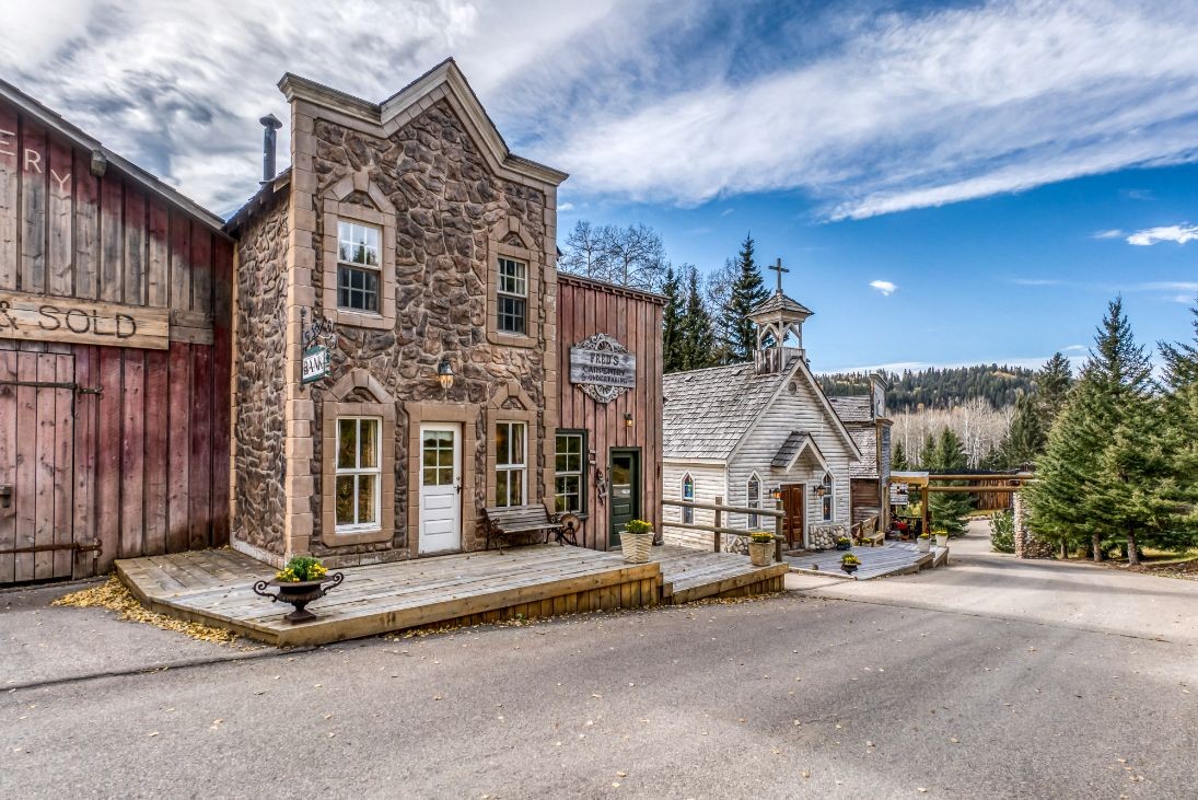 Les propriétaires du ranch ont également ajouté à l'ensemble d'origine une église blanche avec un clocher. Chaque bâtiment est entièrement fonctionnel et habitable, contrairement à de nombreux décors de cinéma qui ne sont que des façades pour le tournage.