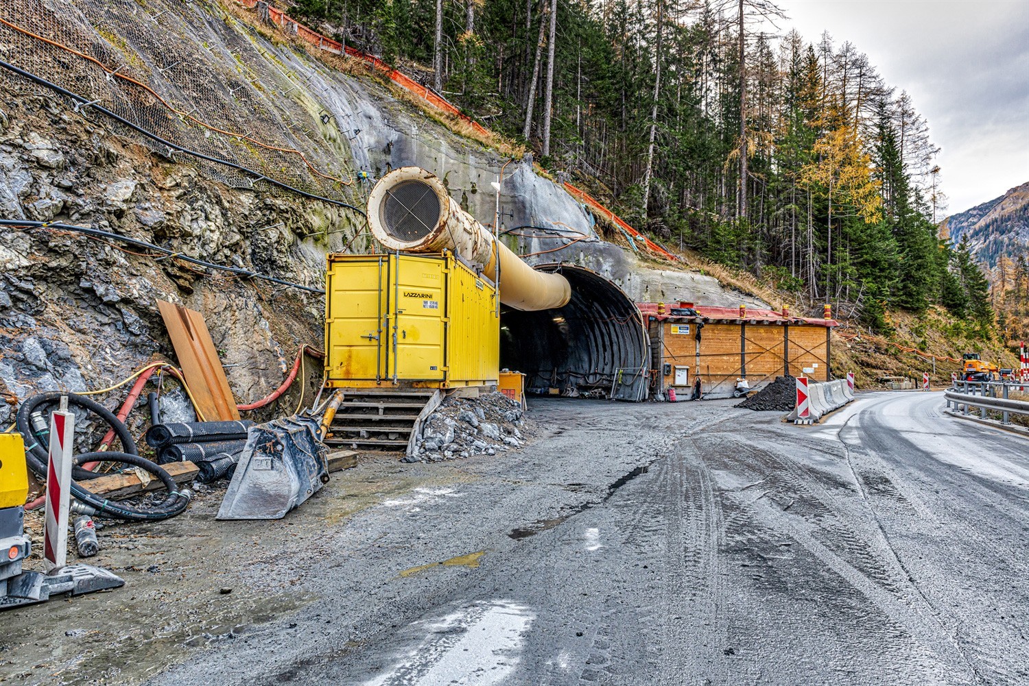 Le portail est du tunnel du Val Alpetta est terminé et les travaux de revêtement interne pourront débuter prochainement.