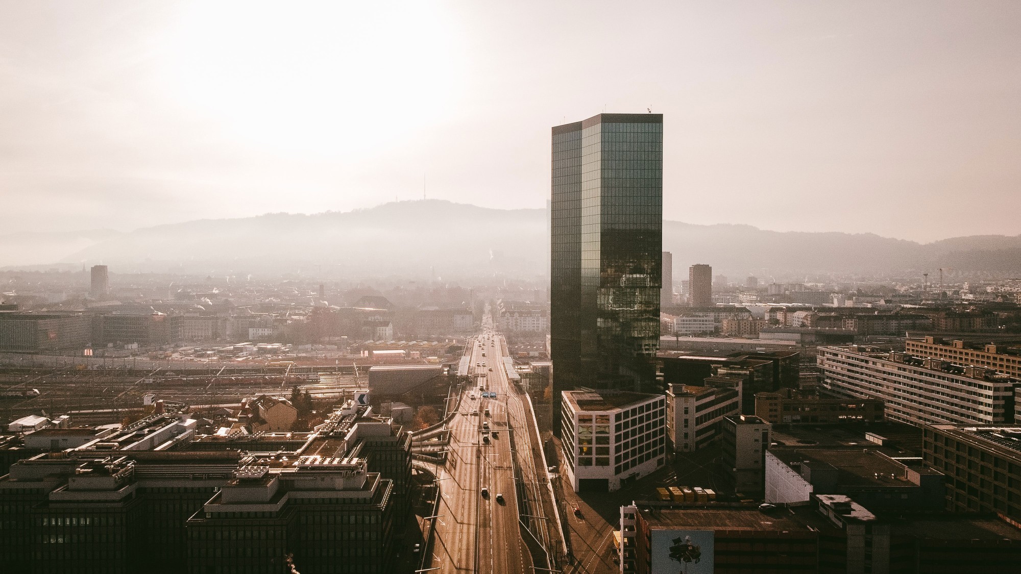 Dans le cadre de la densification, les constructions sont plus hautes. Sur la photo se trouve la Prime Tower à Zurich.