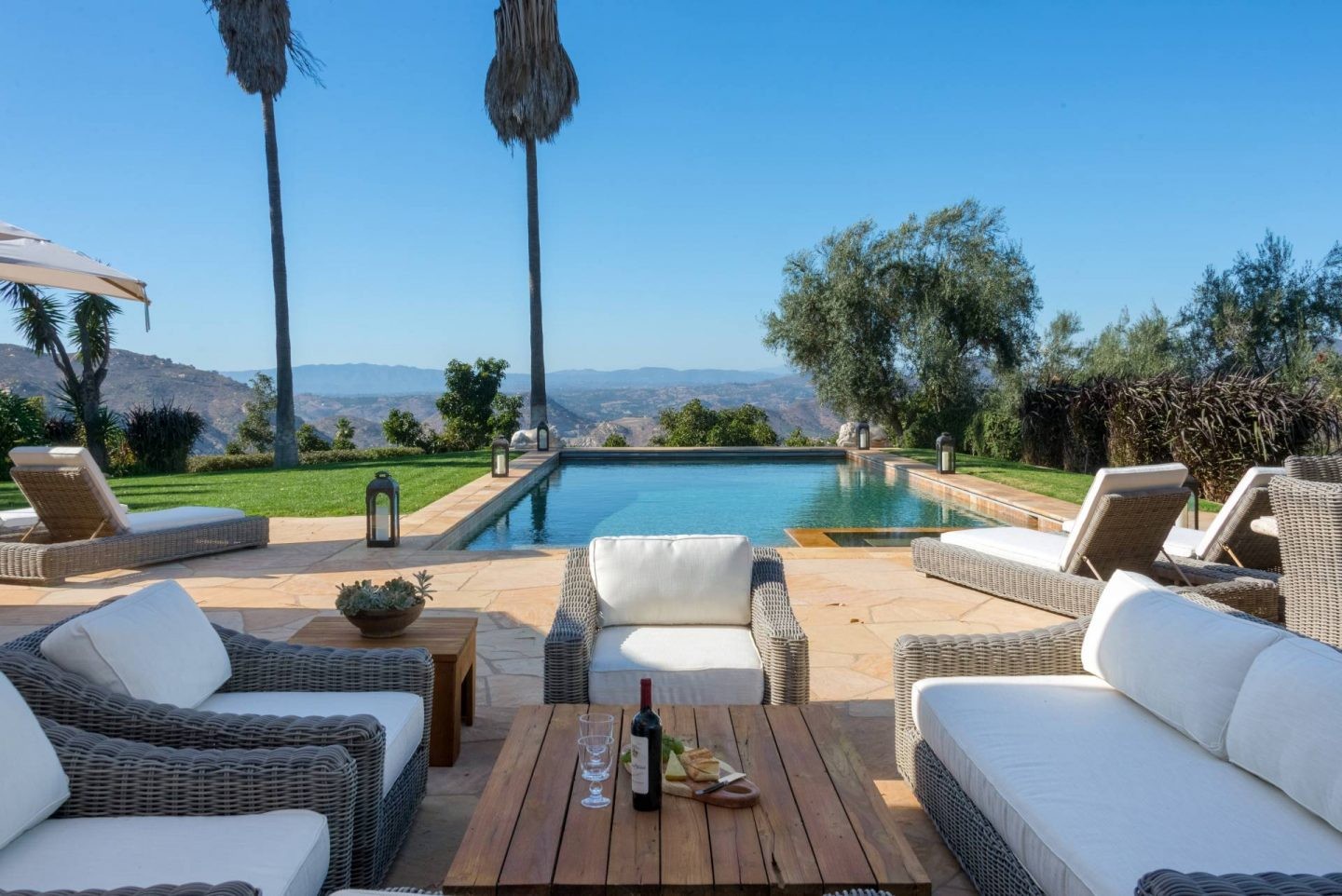 Les espaces de détente au bord de la piscine sont vraiment sereins.