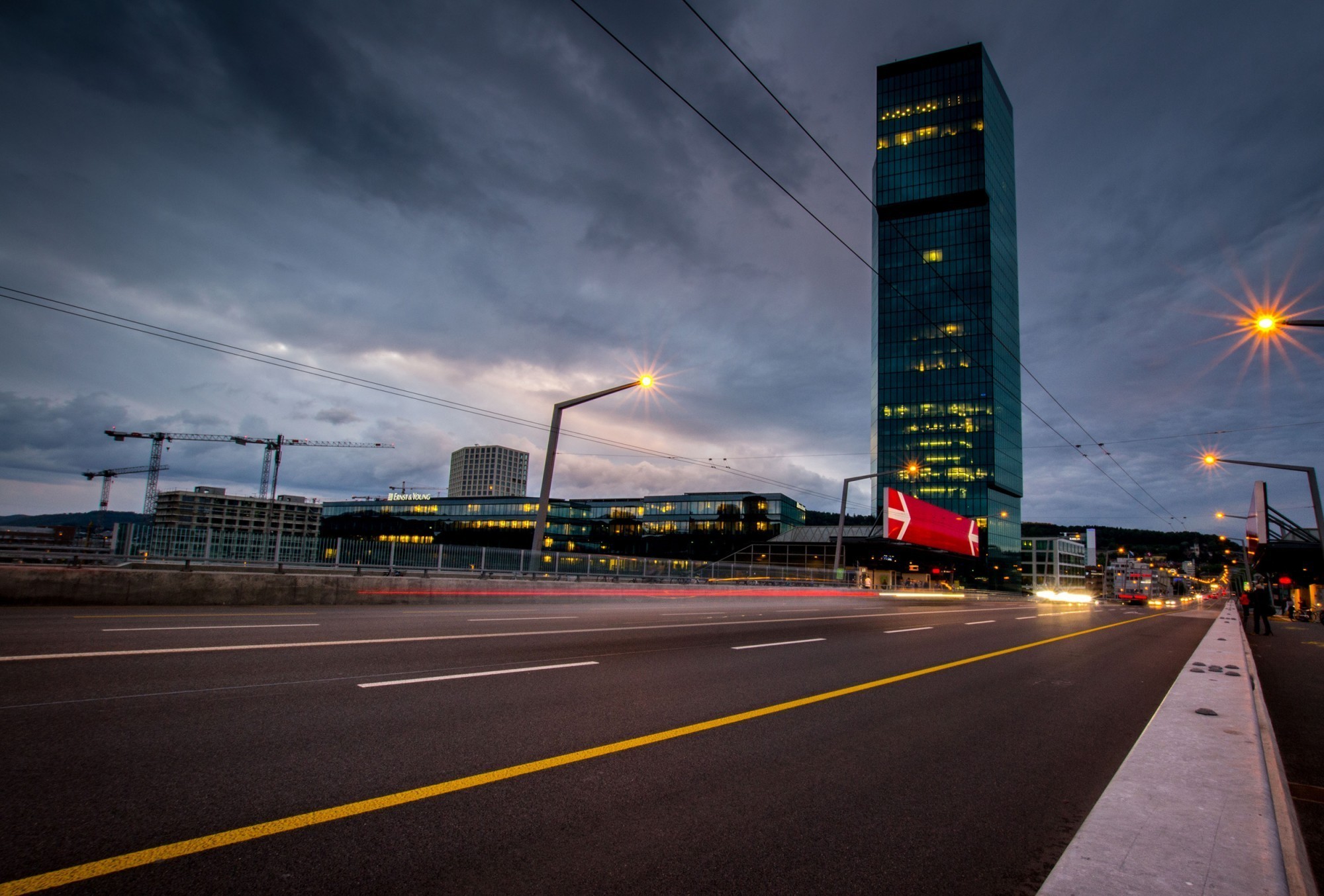 La Prime Tower de Zürich atteint le record de la plus haute tour de la ville avec ses 126 m. Elle sera concernées par les nouvelles directives.