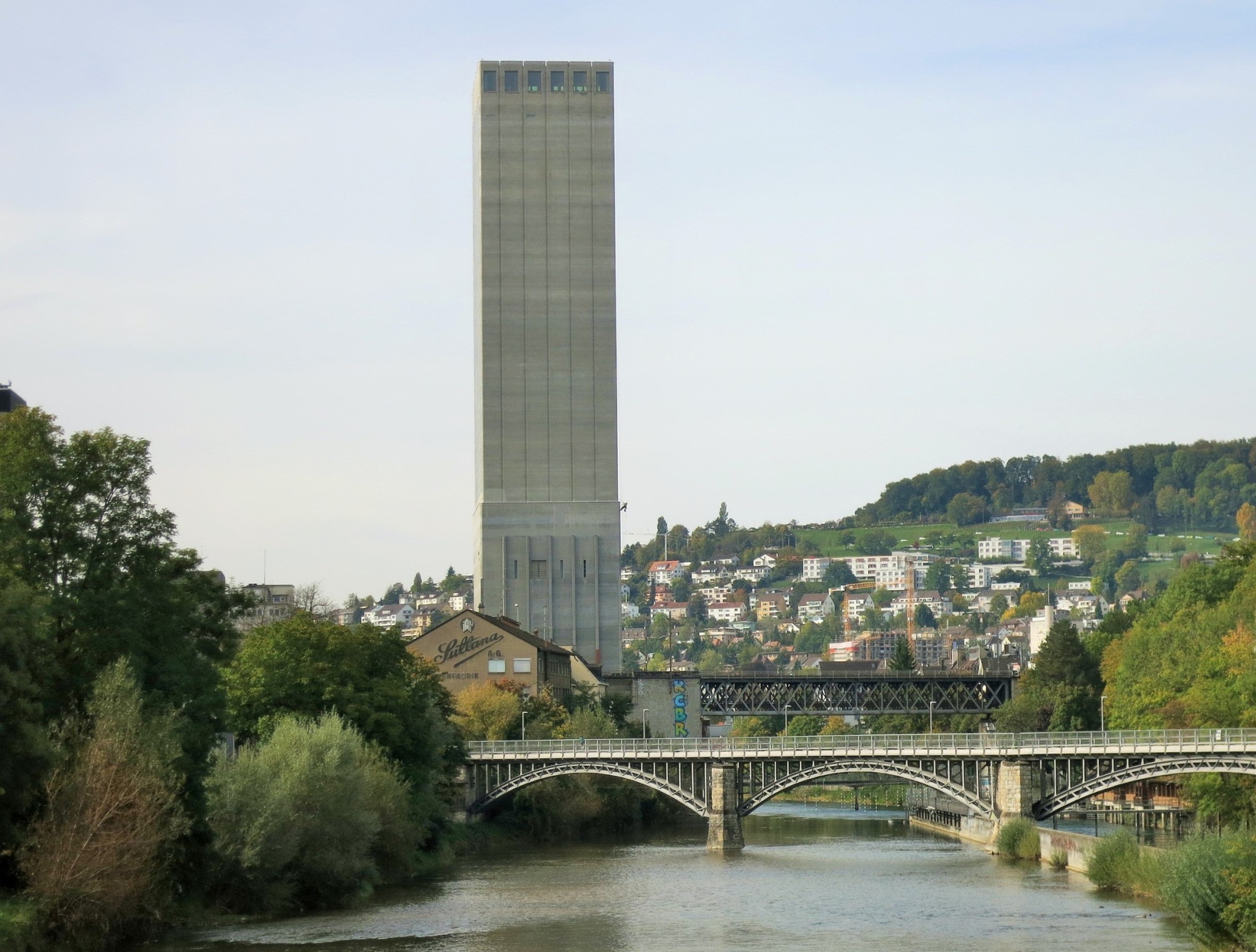 Le silo à grains de Swissmill est actuellement la deuxième tour la plus haute de Zurich. Et ce, après avoir été surélevé à 118 m à partir de 2013. Le projet a été réalisé par le bureau Haas Partner. A l'origine, la tour ne mesurait que 40 m de haut. Aujou