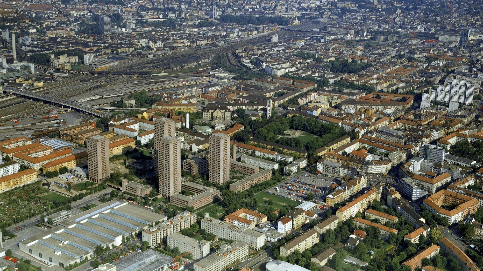 La Hardau 1 est l'une des quatre tours du lotissement Hardau de Max P. Kollbrunner et reste à ce jour la troisième tour la plus haute de Zurich. Les quatre immeubles d'habitation ont été construits pendant le boom des tours en 1975. Ils devaient atténuer