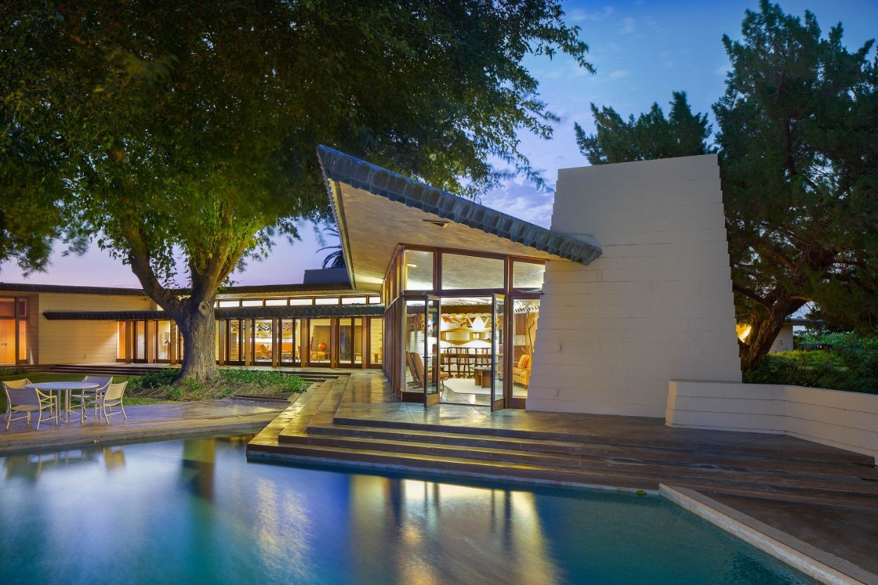 Mélangeant des éléments du style moderne du milieu du siècle et de l'école des Prairies de Wright, la maison a été achevée deux ans après la mort de Loyd Wright en 1959.