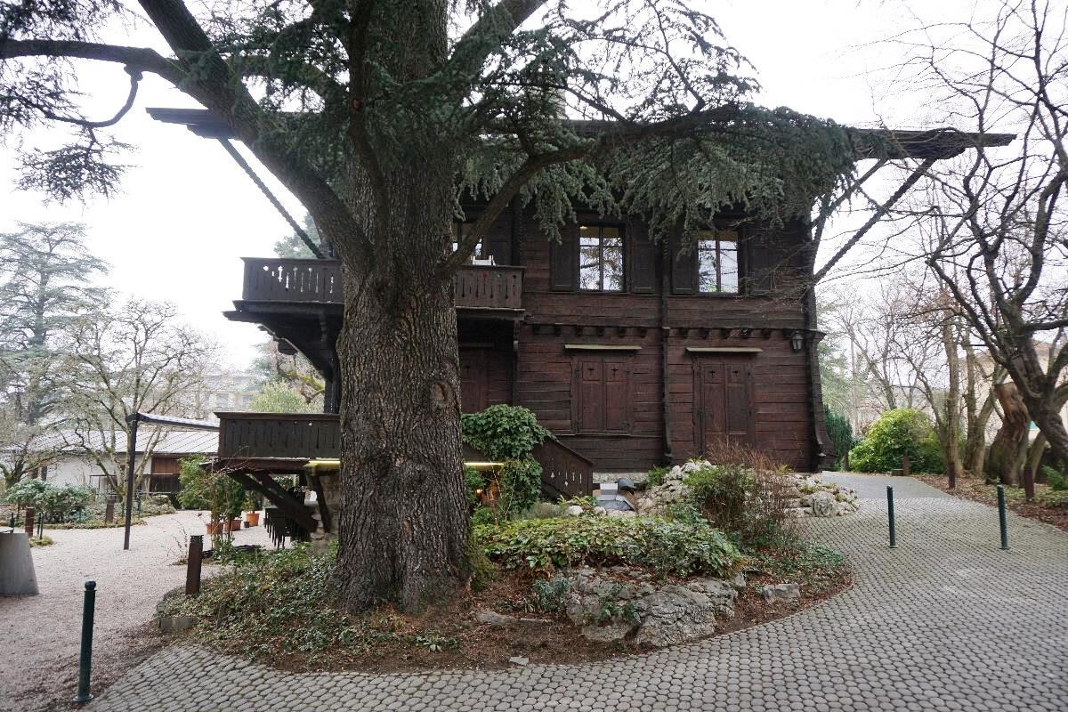 Le chalet et la dépendance ont été réalisés par U. L. Badel, un charpentier vaudois alors que le tracé du plan de la propriété et l’établissement des rocailles fut le travail de Fernand Correvon architecte-jardiniste.