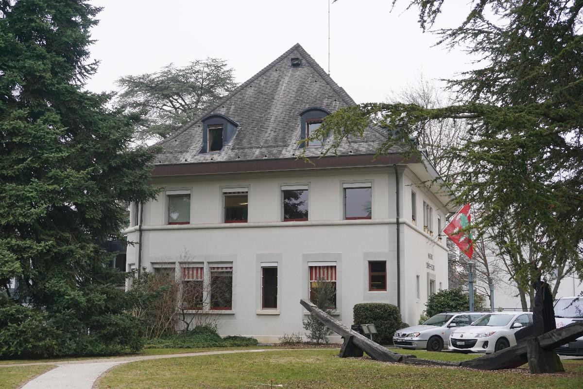 Selon les principes de l'architecture moderne le bâtiment s’élève au milieu d’un parc sur trois niveaux (rez-de-chaussée, étage et combles), coiffé d’un toit en pavillon.