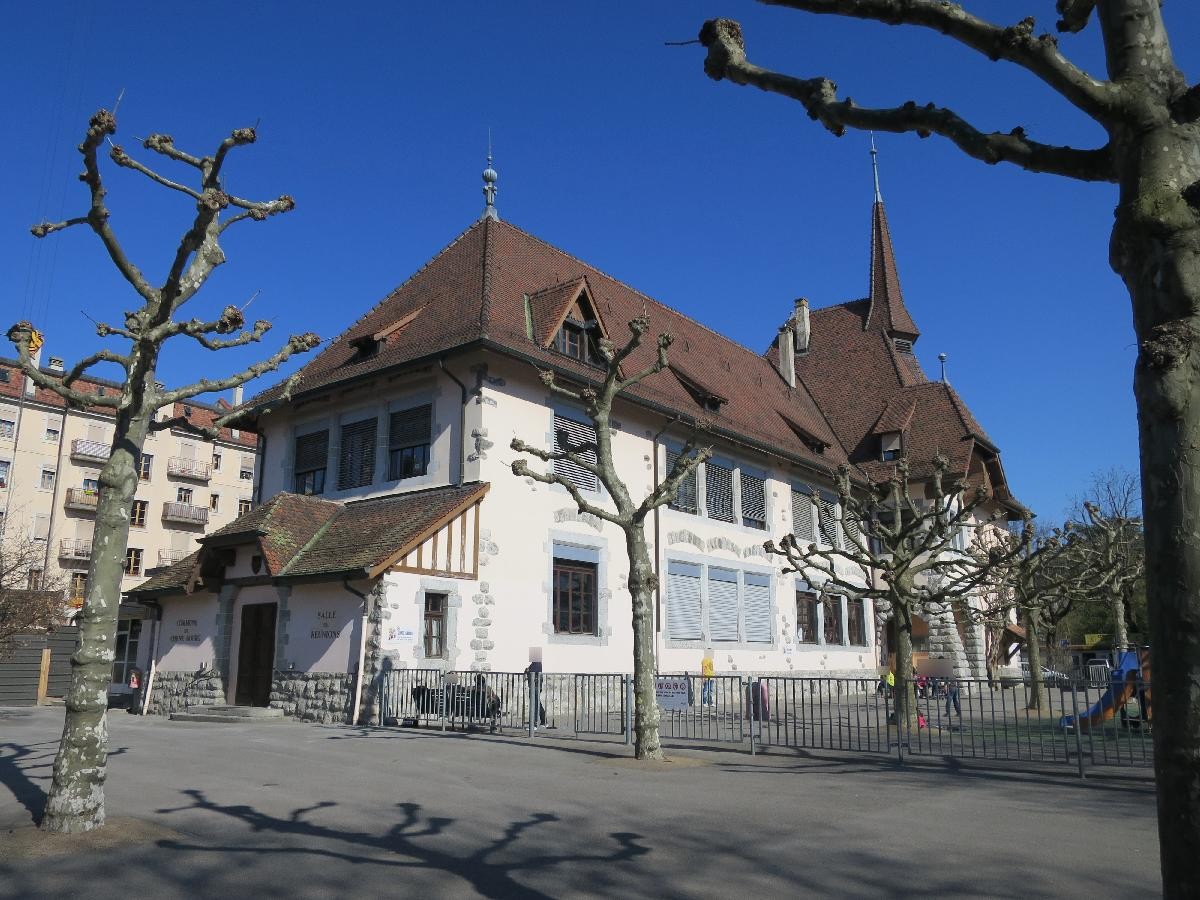 En 1986, une adjonction a été réalisée à l’arrière, sur la façade nord-est de l'école primaire de la Place Favre.