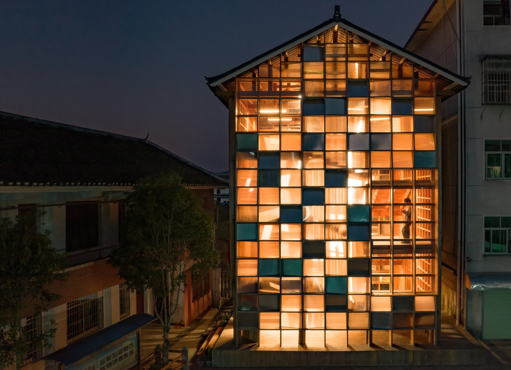 La majestueuse «Book House» au crépuscule située dans le village de Pingtan.