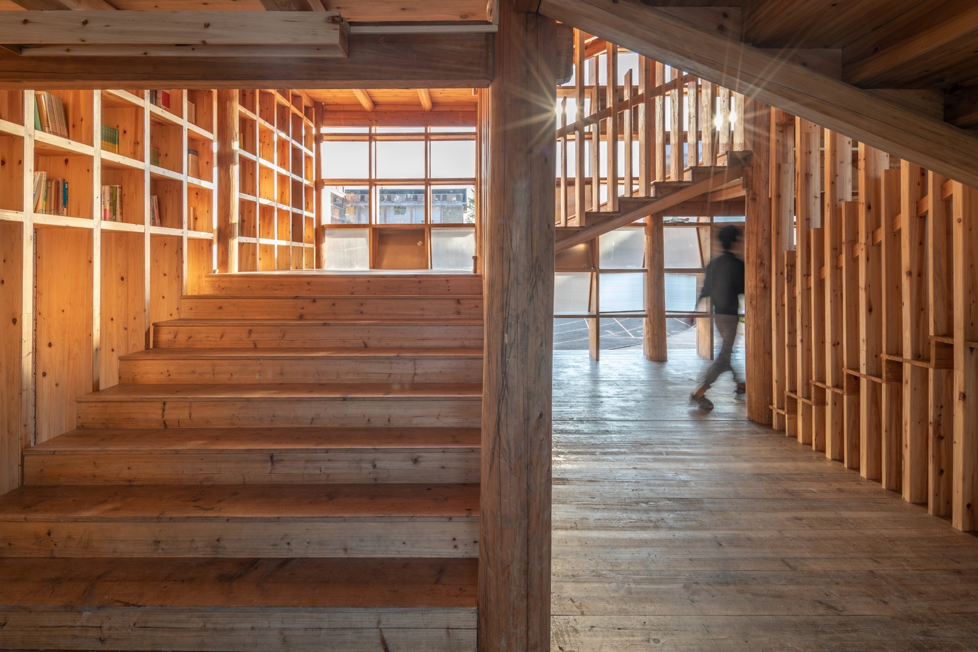 L'escalier à l'intérieur s'inspire des constructions traditionnelles des Dong.