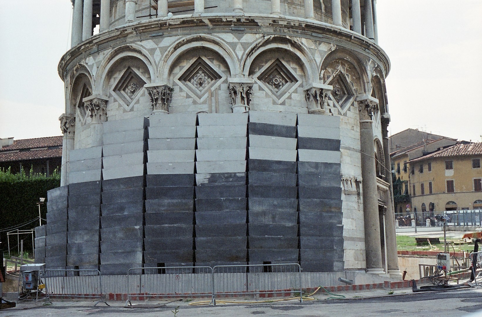 Une photo de 1998 montre des poids de plomb utilisés pour stabiliser la tour.