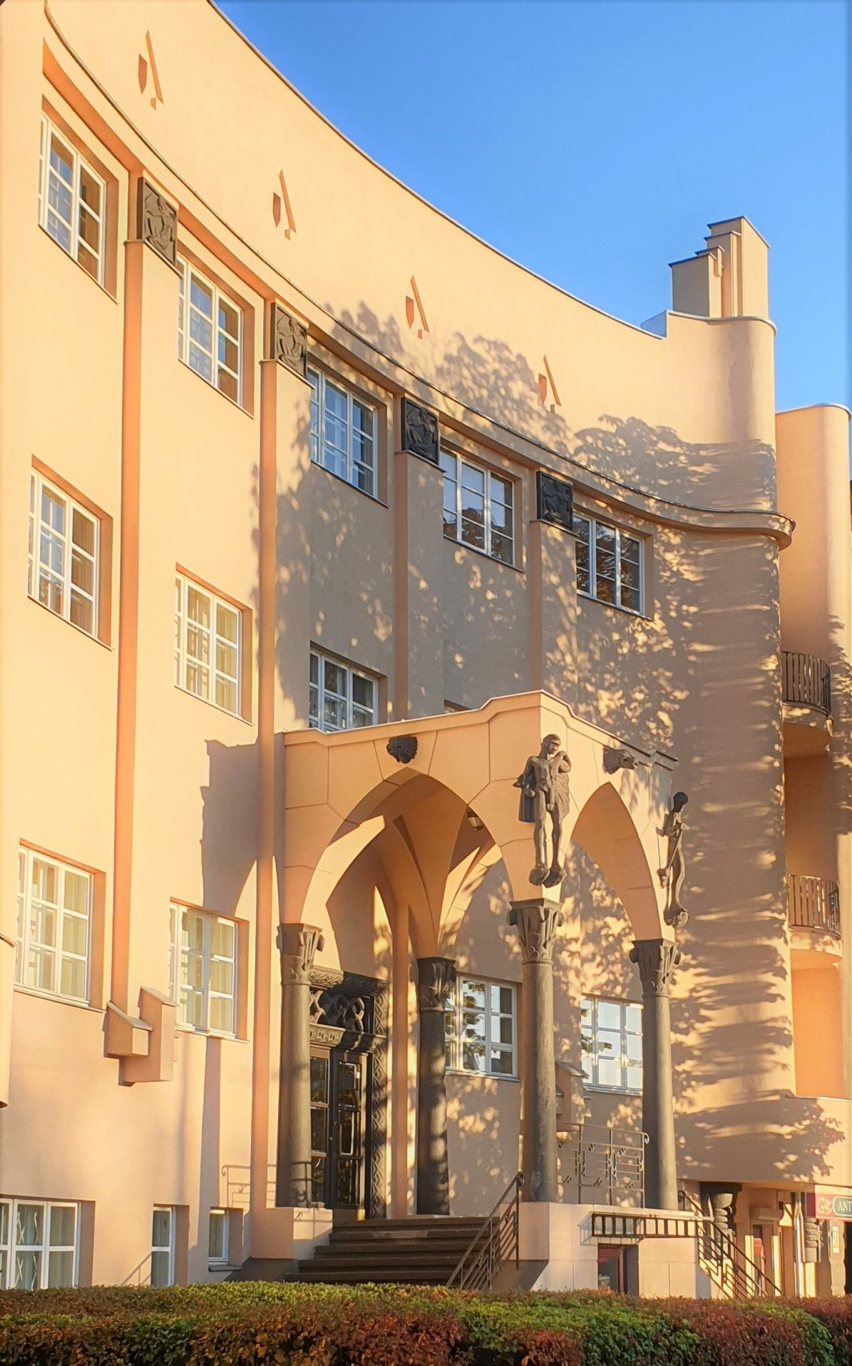 Le seul bâtiment en Lituanie construit dans le style de l'école d'Amsterdam va rouvrir ses portes au public en tant que musée. Construit à l'origine en 1928, l'appartement présente le meilleur de ce que l'architecture Art déco de Kaunas, deuxième ville de