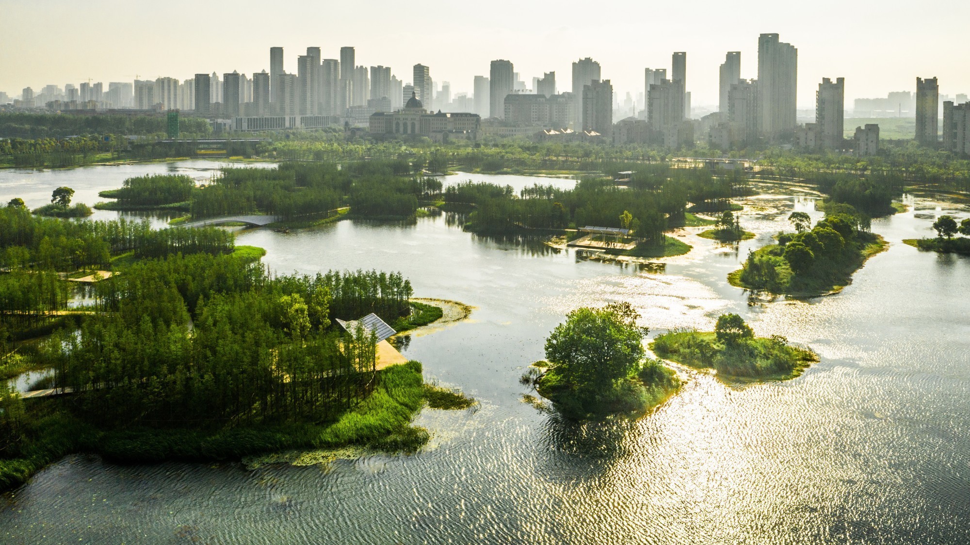 Le parc n'est pas seulement une oasis de verdure à la périphérie de la ville, il est également destiné à protéger des inondations pendant la saison de la mousson.