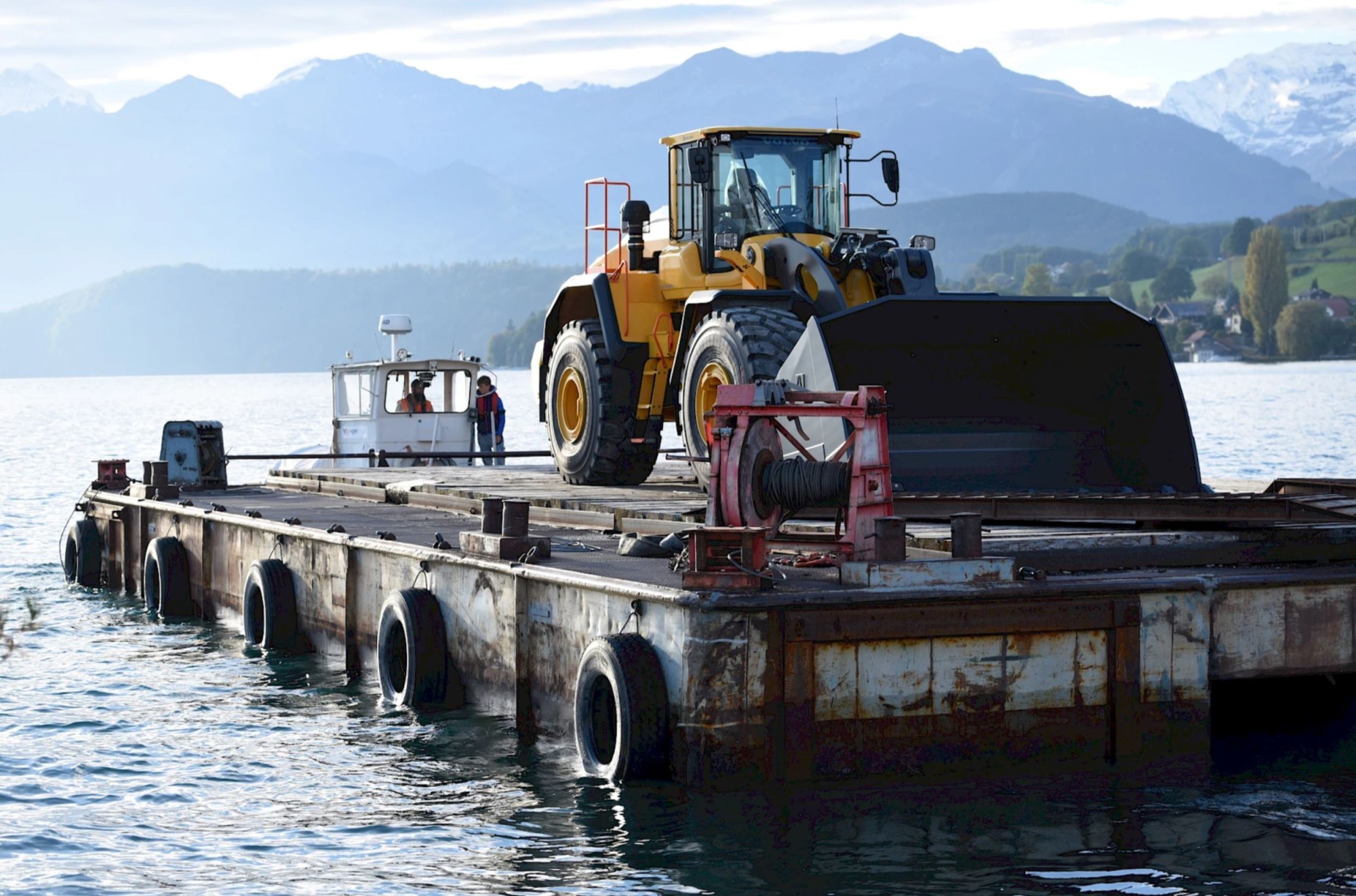 Volvo L260H livrée par bateau du delta de la Kander à l'AG Balmholz.