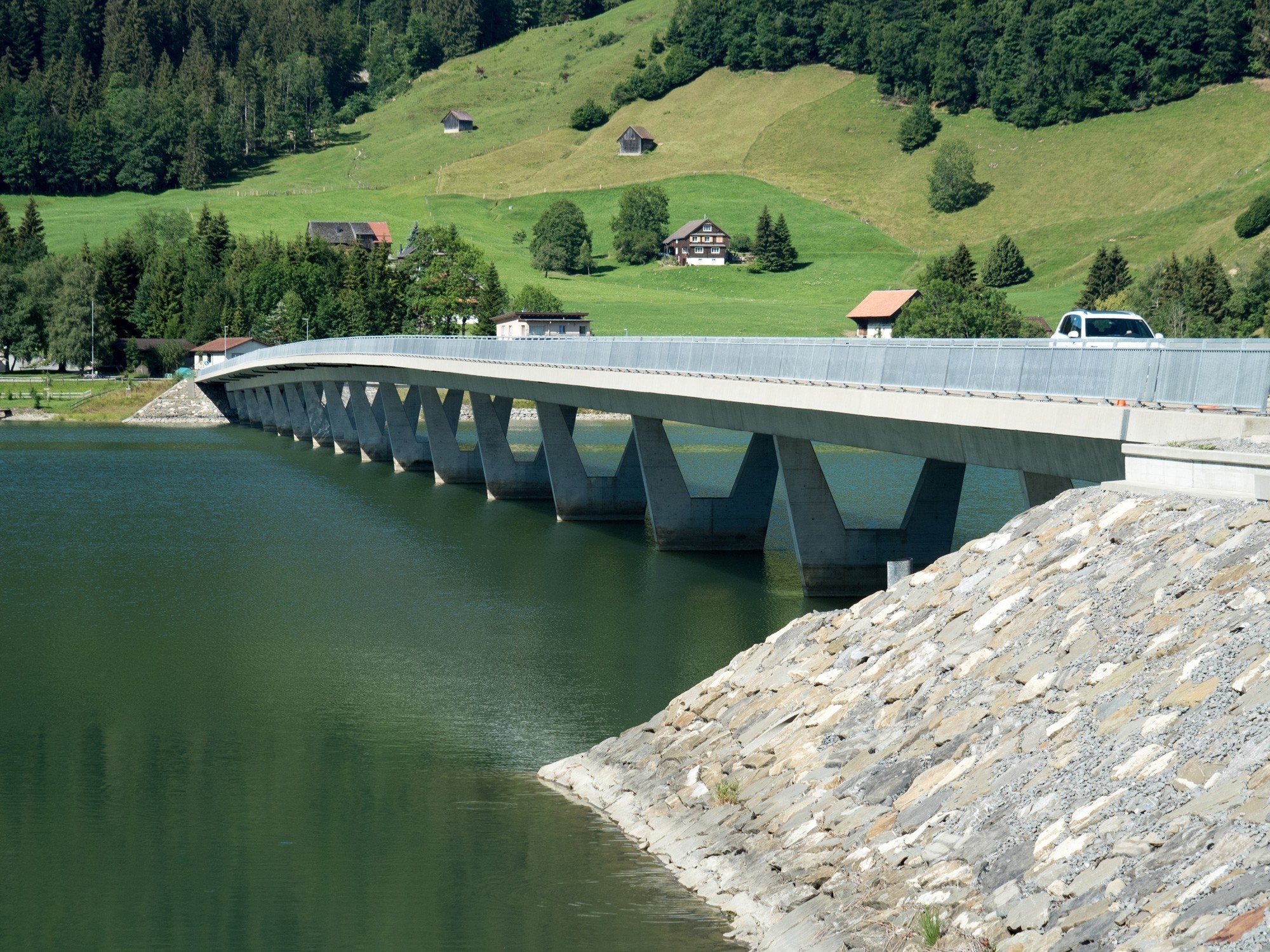Le canton de Schwyz étudie la possibilité d'installer une grande centrale solaire sur le viaduc de Steinbach.