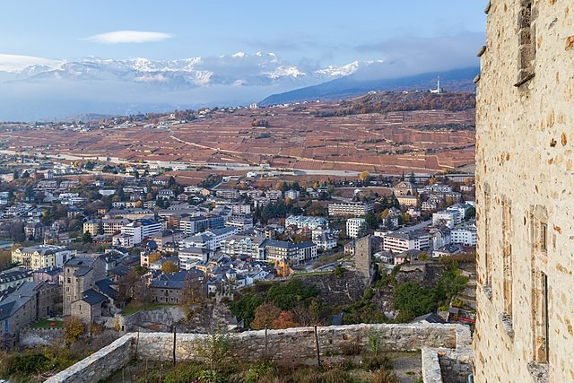 Les installations photovoltaïques doivent s’intégrer de manière adéquate au patrimoine environnemental de la ville de Sion. (Vue depuis le chateau de Valère).