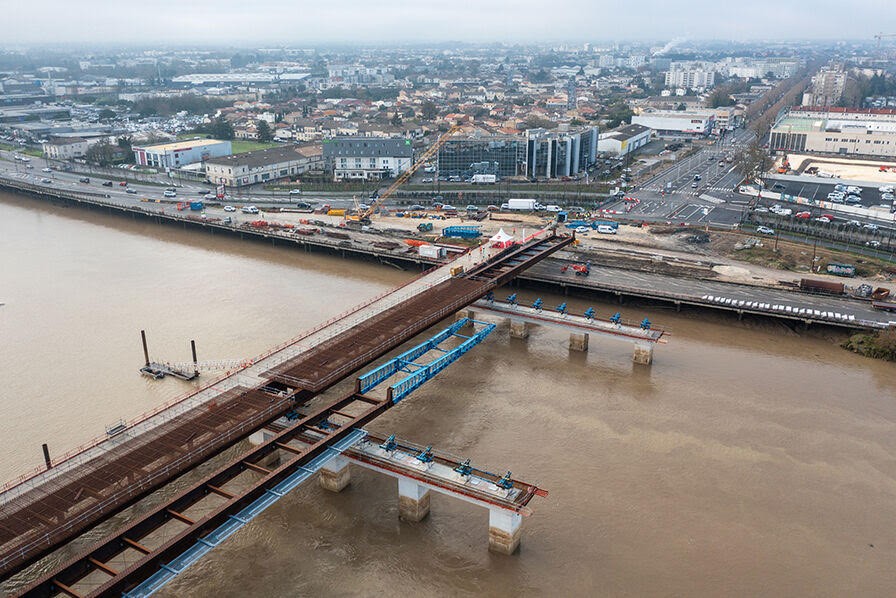 Le premier bipoutre de la charpente métallique du futur pont Simone-Veil vient d’atteindre la rive gauche de la Garonne matérialisant ainsi pour la première fois la jonction entre les deux rives.