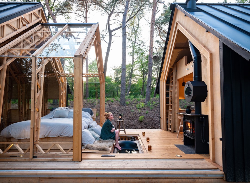 La maison se compose d'une enveloppe intérieure en double vitrage et d'une enveloppe extérieure en bois.