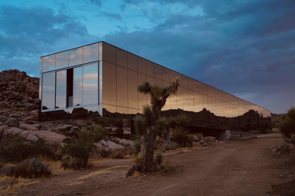 Le couple de producteurs Hanley se sont associés à l'architecte Tomas Orsinski, un collaborateur de Frank Gehry, pour concevoir leur maison invisible à Joshua Tree, en Californie, à deux heures de Los Angeles. Cette icône architecturale a été mise sur le 