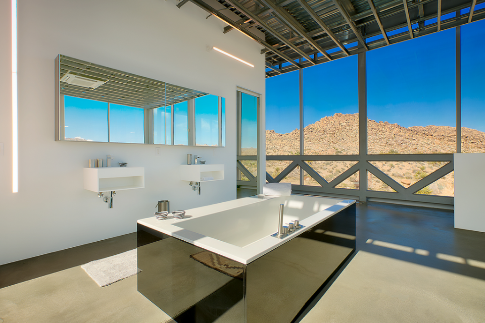 Une baignoire massive et moderne permet de se prélasser en admirant sur le paysage désertique.