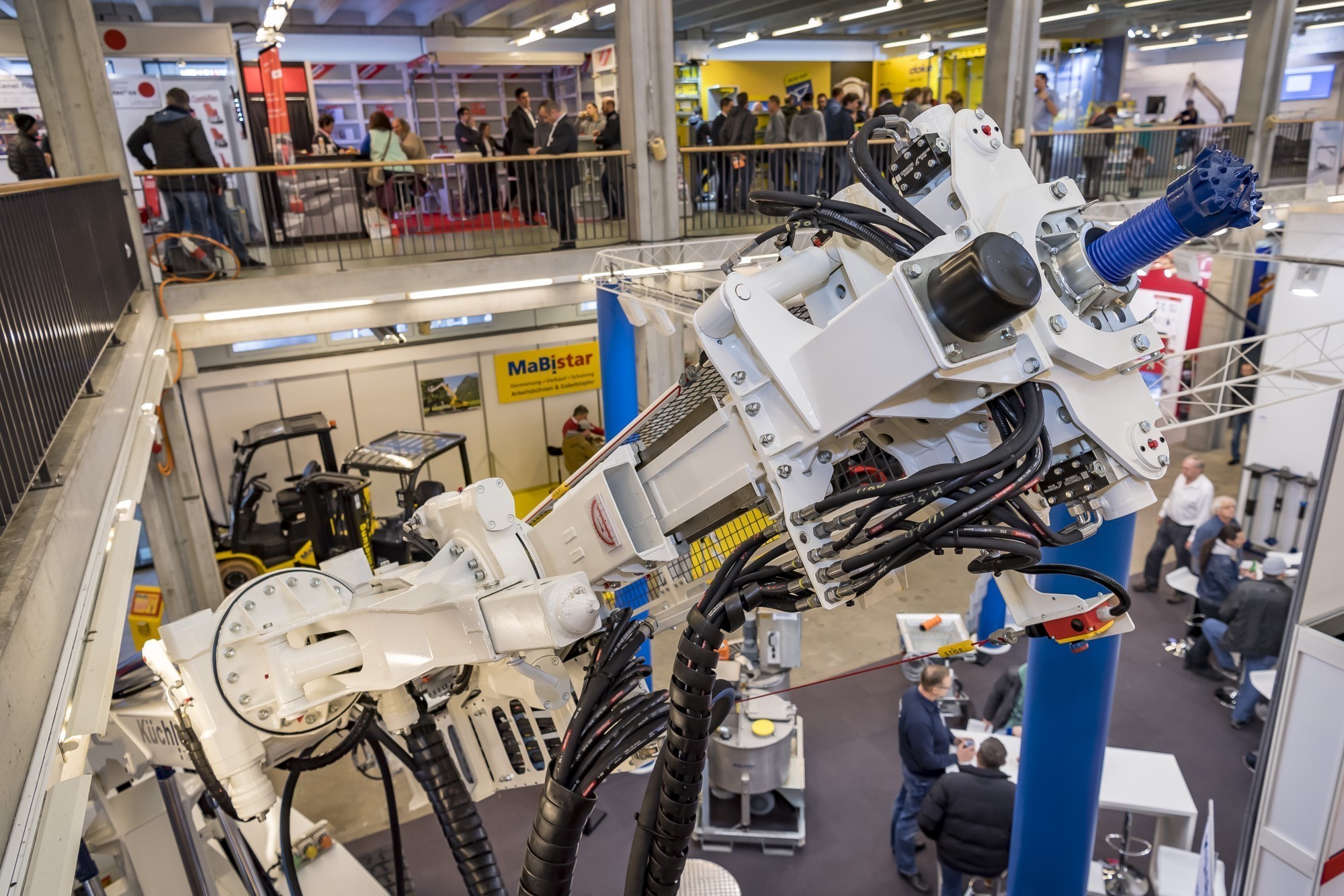 Les visiteurs ont pu le constater lors du salon Baumag 2023 : les modèles à entraînement électrique ont également le vent en poupe pour les pelles, les tombereaux et autres engins.