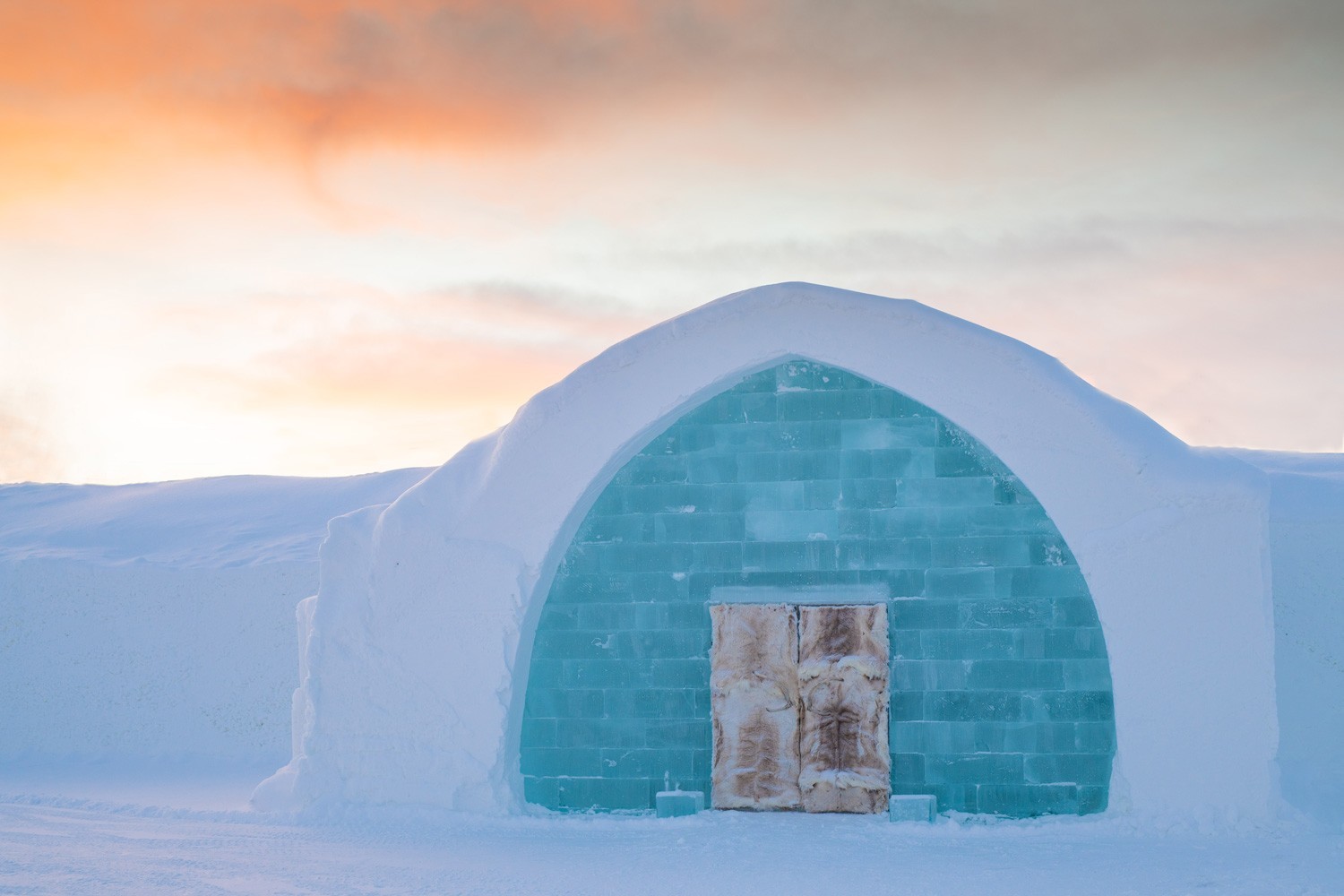 Entrée du 33e Ice Hotel à Jukkasjärvi, en Suède. Cette année encore, de nombreux artistes ont réalisé de magnifiques scultpures de glace éphémères.