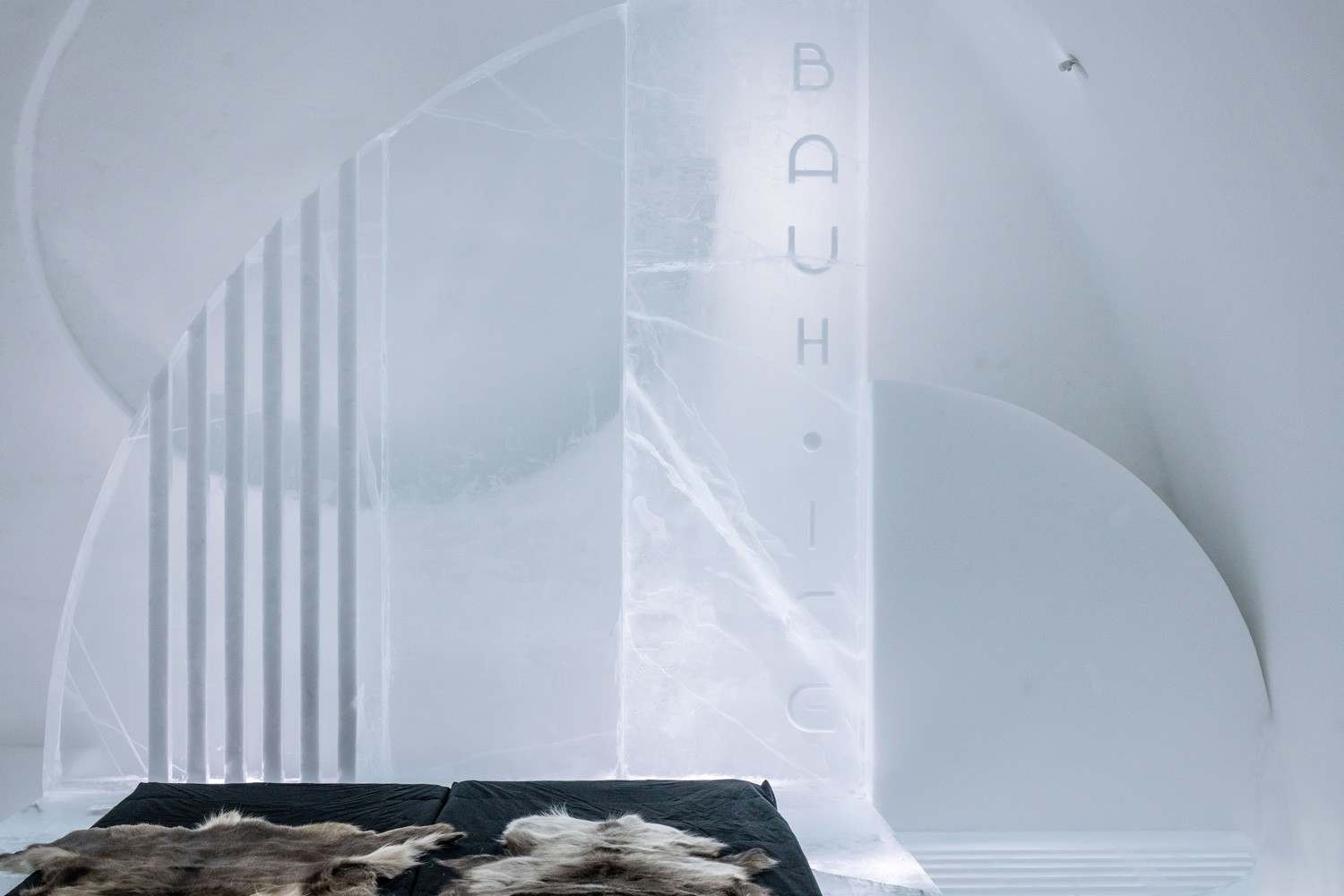 La chambre sculptée «Bauh-Ice» par les artistes français Luc Voisin et Mathieu Brison. Chaque chambre possède son propre décor et originalité.