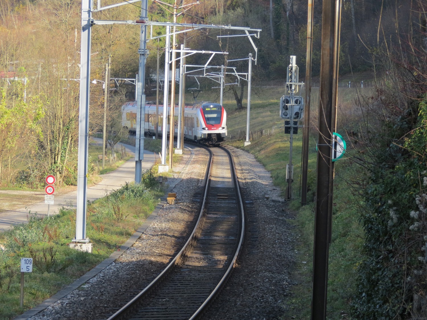 Le rétablissement de la liaison directe entre Bâle et le Bassin lémanique via Delémont nécessite la création d’un tronçon de croisement sur la section Grellingen-Duggingen de la ligne Delémont-Bâle.